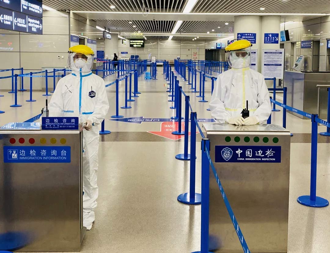 身穿誠格防護服的“守滬者” 24小時奮戰(zhàn)在浦東國際機場口岸防疫一線