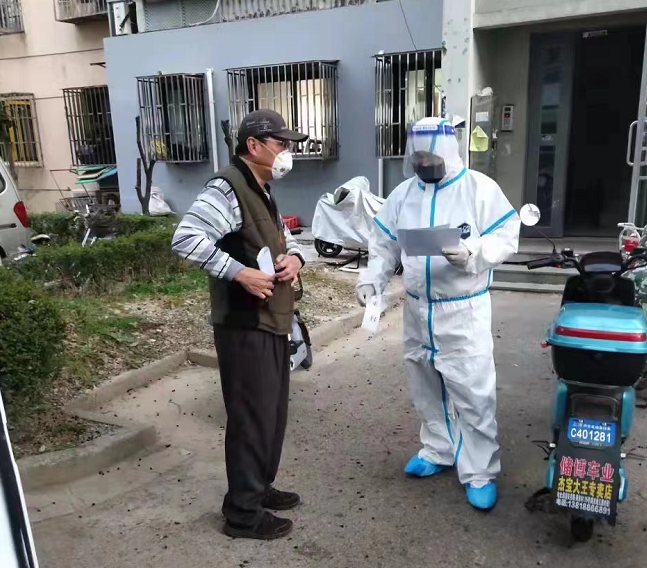 身穿誠格一次性防護服服務(wù)居民.png