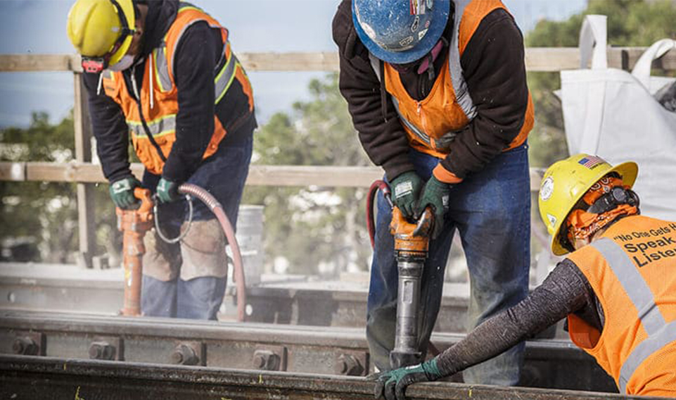 在施工場(chǎng)合里，常用的安全防護(hù)用品有哪些？