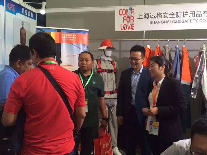 展區(qū)一角，相談甚歡，有種相見恨晚的感覺！