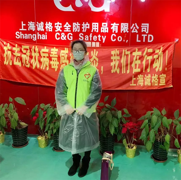 攜手戰(zhàn)“疫”，逆風(fēng)而上，上海志愿者助力抗疫防護(hù)服生產(chǎn)
