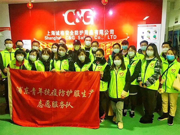 攜手戰(zhàn)“疫”，逆風(fēng)而上，上海志愿者助力抗疫防護(hù)服生產(chǎn)